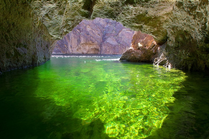 Ghé thăm hồ nước xanh ngọc bích tuyệt đẹp nằm giữa sa mạc khô cằn